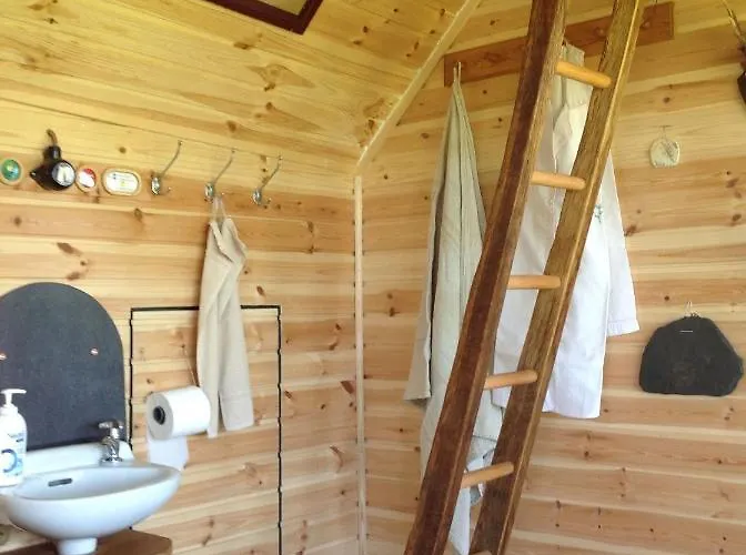 Treehouse Escape مكان تخييم *